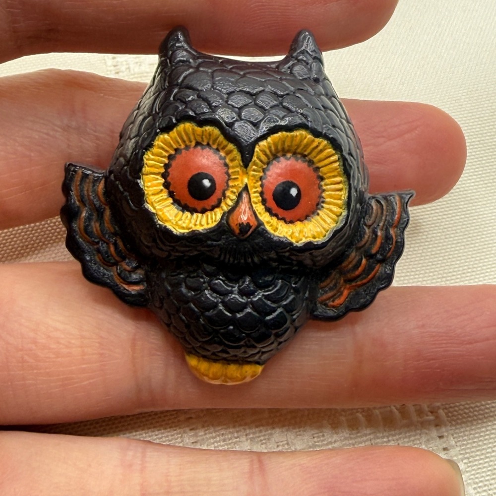 Vintage Hallmark Hoot Black Orange Yellow Wise Ole' Owl Hallowen Brooch Pin - Picture 2 of 6